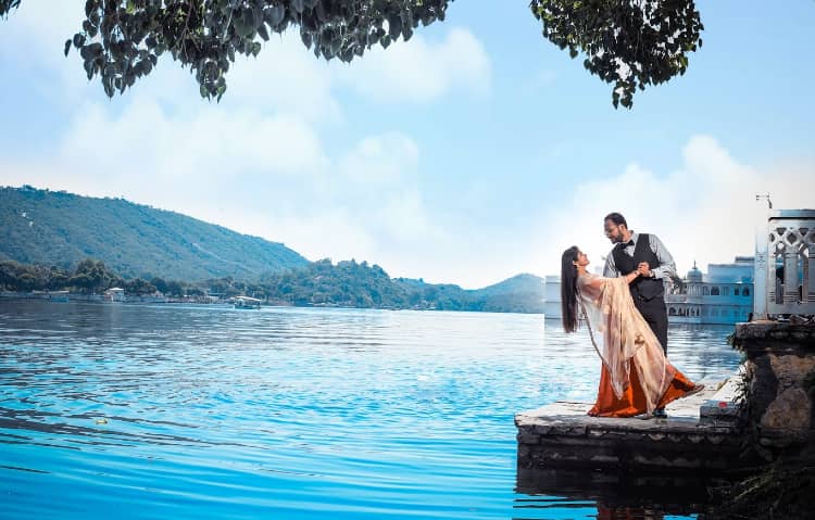 Romantic honeymoon couple doing photoshoot at Ambari Ghat, Udaipur